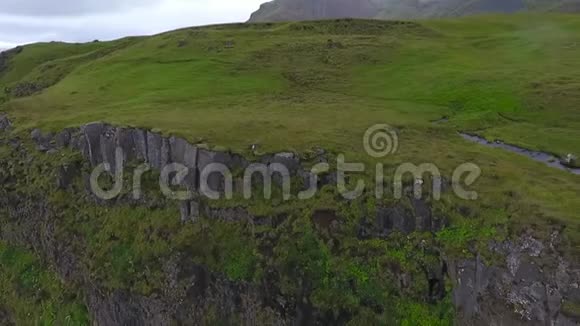 冰岛雄伟的山脉和岩石上有瀑布安德列夫视频的预览图