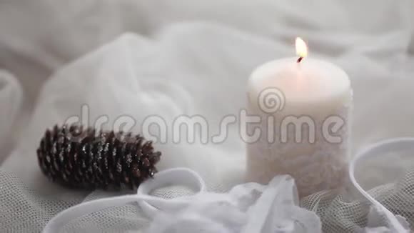 白色的蜡烛在白色的背景上点燃视频的预览图