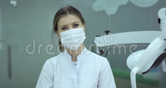 完美的微笑牙医在牙科办公室4k视频的预览图