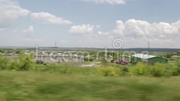 在俄罗斯省定居从移动列车的窗口拍摄夏日视频的预览图