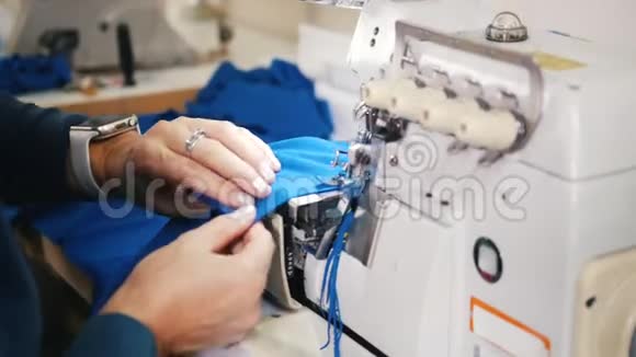 做衣服女人在缝纫机上用布工作注意布料视频的预览图
