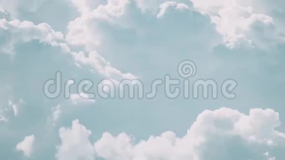 多云的天空暴风雨前晴朗的一天天空中飘着蓬松的云彩视频的预览图