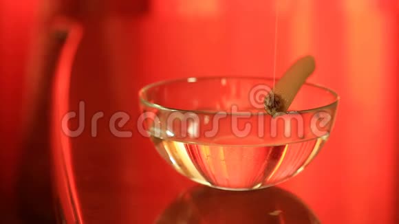 用蜡烛猜女人往水里倒蜡一支已绝迹的蜡烛躺在一碗水上视频的预览图