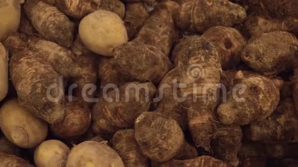 超市里出售的新鲜马铃薯块茎视频的预览图