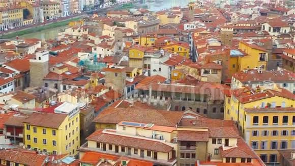 意大利佛罗伦萨中心的美丽景观旧城和阿尔诺河的类型视频的预览图