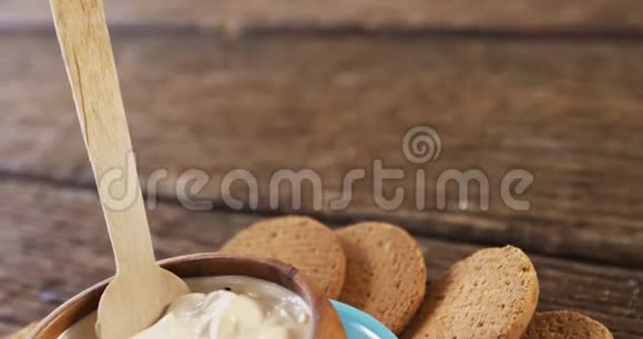 奶酪加脆饼干和面包视频的预览图