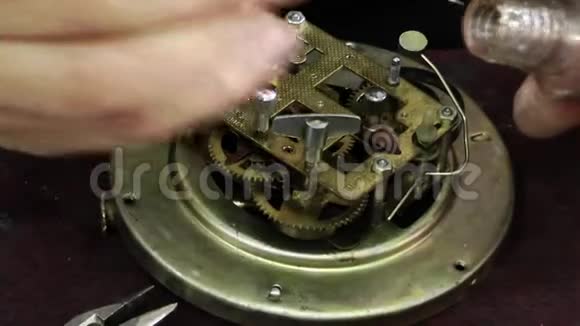 旧技术时钟机械修理视频的预览图