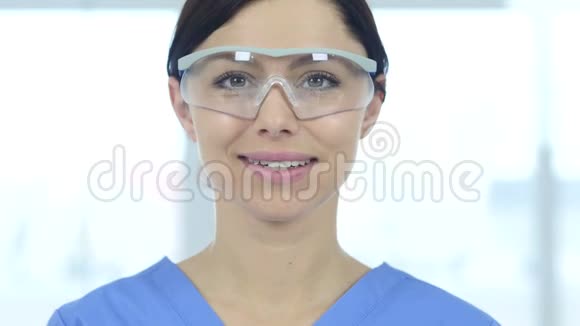 带上微笑的科学家戴防护眼镜的医生视频的预览图