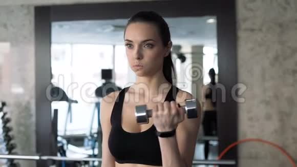 可爱的女人在健身房锻炼视频的预览图