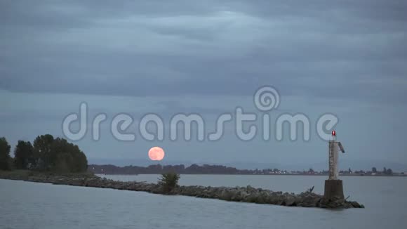 弗雷泽河斯蒂维斯顿月亮上升4KUHD视频的预览图
