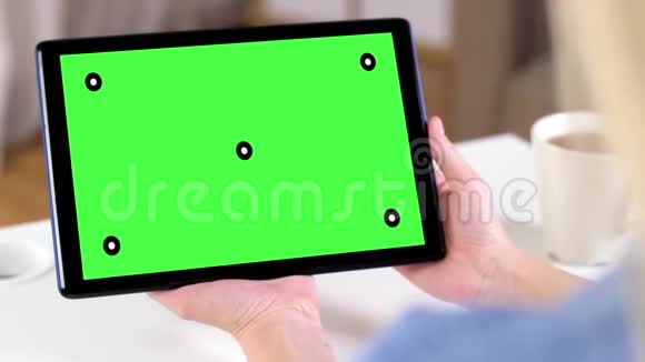 手拿平板电脑和绿色屏幕在家视频的预览图
