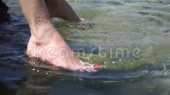 他脚上有红色指甲的女孩踢水搅海视频的预览图