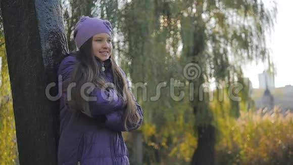 寒秋公园的少女少年慢动作柔和的阳光视频的预览图