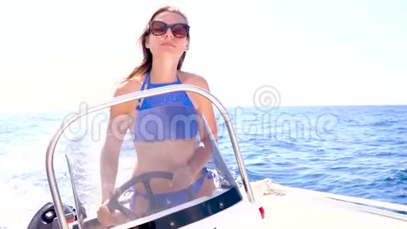 暑假小女孩在海上驾驶摩托艇慢动作视频的预览图