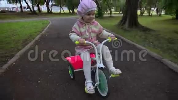 儿童三轮车粉红色视频的预览图