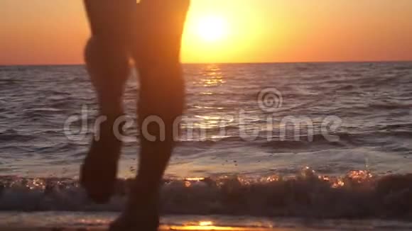 夏日女子沙滩自由快乐理念年轻的女人跑进大海节假日期间自由度假旅游慢慢慢慢视频的预览图