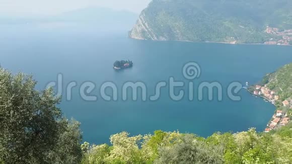 意大利布雷西亚蒙特伊索拉从通往岛顶的小路上的伊索湖景观视频的预览图