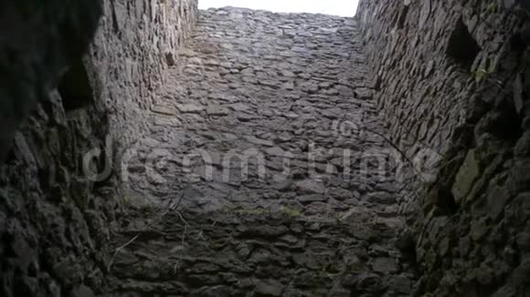 带有石墙的哥特式城堡塔地牢视频的预览图