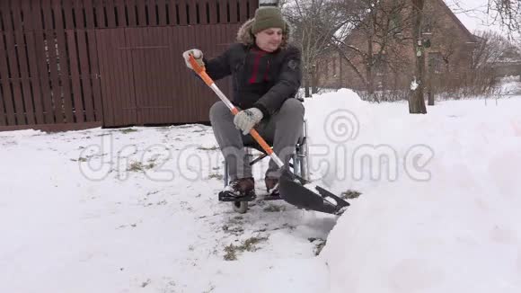 坐轮椅的残疾人在院子里放雪花视频的预览图