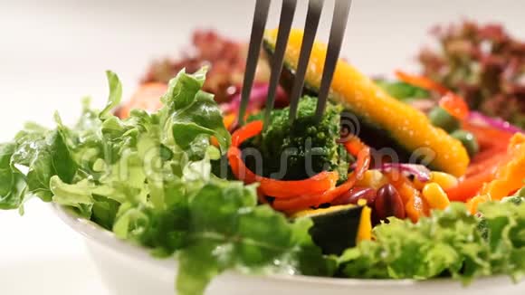 吃新鲜蔬菜沙拉视频的预览图