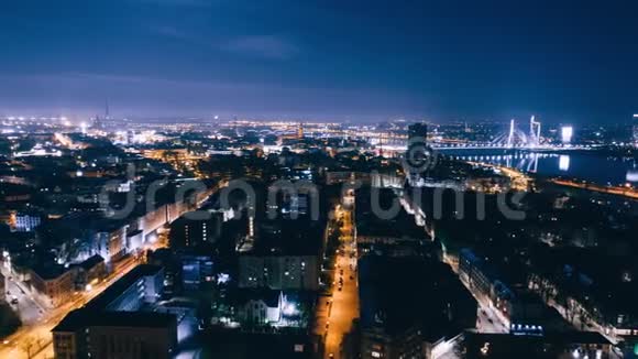 里加市夜间无人机故障城镇时间推移公寓大楼慢速飞行生活房屋房地产拉脱维亚视频的预览图