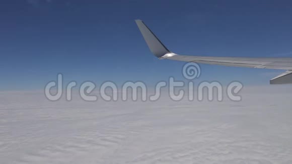 4K视图通过飞机窗口飞机机翼上方的云Hd超视频的预览图