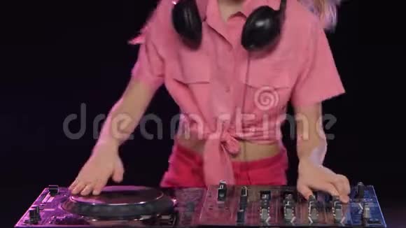 时尚少女在DJ台上演奏音乐和舞蹈视频的预览图