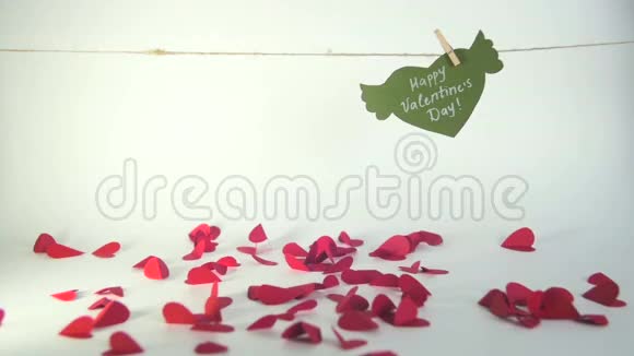 情人节概念绿色的纸心有翅膀有祝贺有衣夹有红心视频的预览图