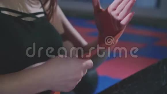 4K健身室里穿红拳的美女视频的预览图