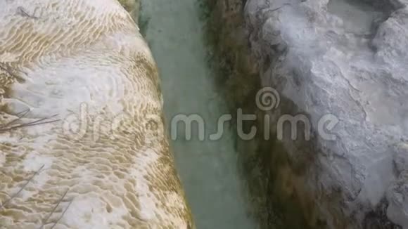 在帕穆卡莱的石灰华中蓝水顺流而下视频的预览图