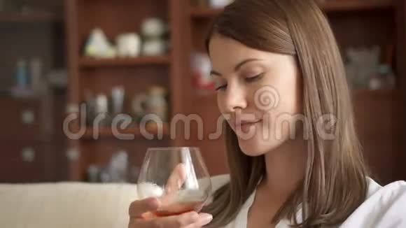 在家享受舒适夜晚的女人一个人喝白兰地白兰地白兰地酗酒概念视频的预览图