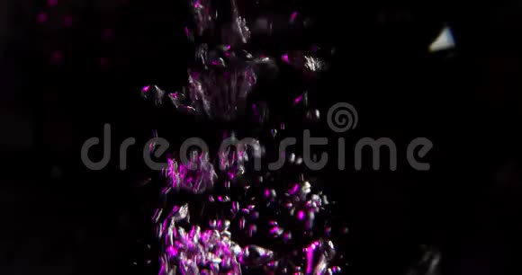 黑色背景下的水中气泡视频的预览图