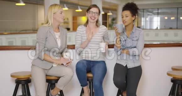 女人喝咖啡聊天视频的预览图