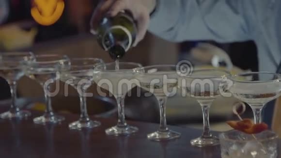 酒保倒香槟视频的预览图