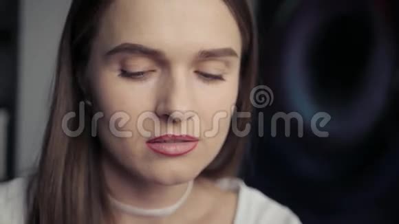 年轻迷人的女孩做化妆画唇铅笔的轮廓高清1920x1080视频的预览图