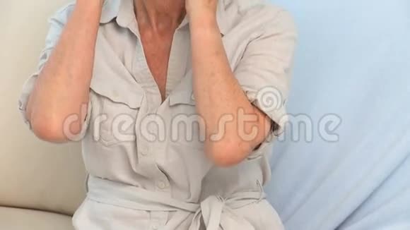 颈痛的老年妇女视频的预览图