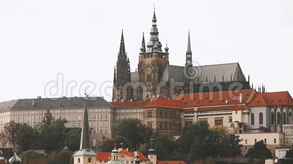 捷克共和国布拉格布拉格城堡和大都会大教堂的StsVitusWenceslaus和Adalbert教科文组织视频的预览图
