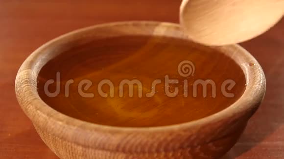 用勺子在木碗里取蜂蜜慢一点视频的预览图