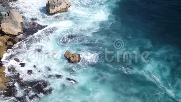可怕的石崖景观海浪和海景高空俯视图印度尼西亚巴厘慢动作3840x2160视频的预览图