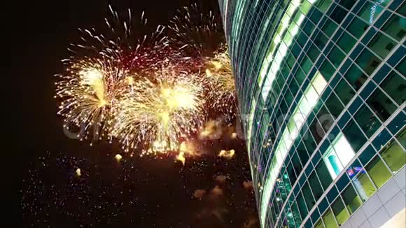 俄罗斯莫斯科国际商务中心城摩天大楼上空的烟火视频的预览图