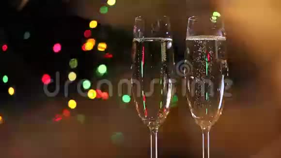 两杯香槟为标题视频的预览图