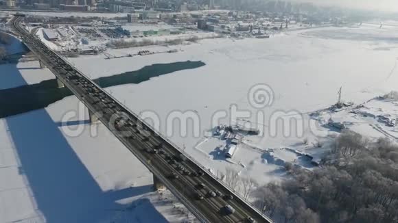 四架直升机飞过一座横跨欧比河的公路桥视频的预览图