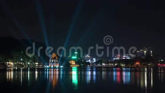 河内夜晚的时间推移与色彩斑斓的汉基姆湖视频的预览图