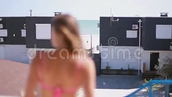 女人正在度假村喝鸡尾酒视频的预览图