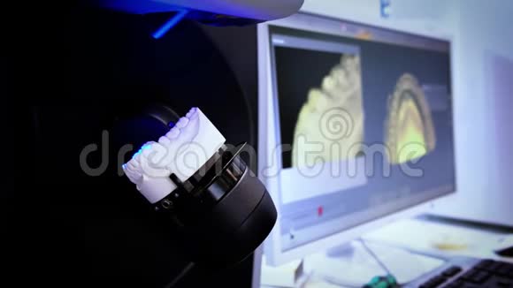牙科修复Denturist正在研制高科技数字扫描雕刻塑料义齿三维模型视频的预览图