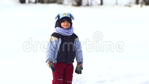 漂亮的小男孩在雪地里玩得很开心视频的预览图