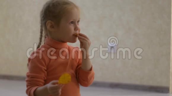 快乐的小女孩吃薯片视频的预览图