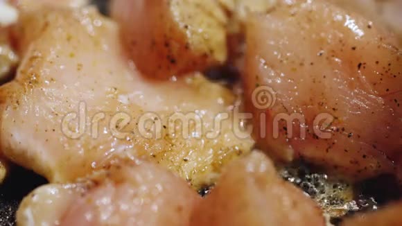 鲜嫩可口的鸡肉炒在锅里美味健康的食物视频的预览图