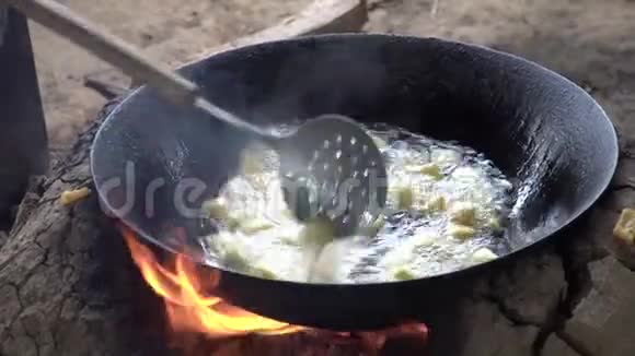深度油炸缅甸当地食品视频的预览图