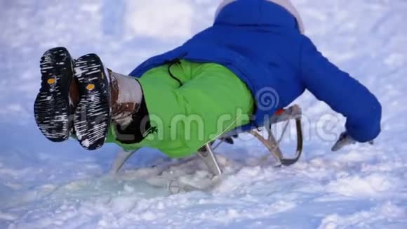 孩子们滑下一座雪山慢动作视频的预览图